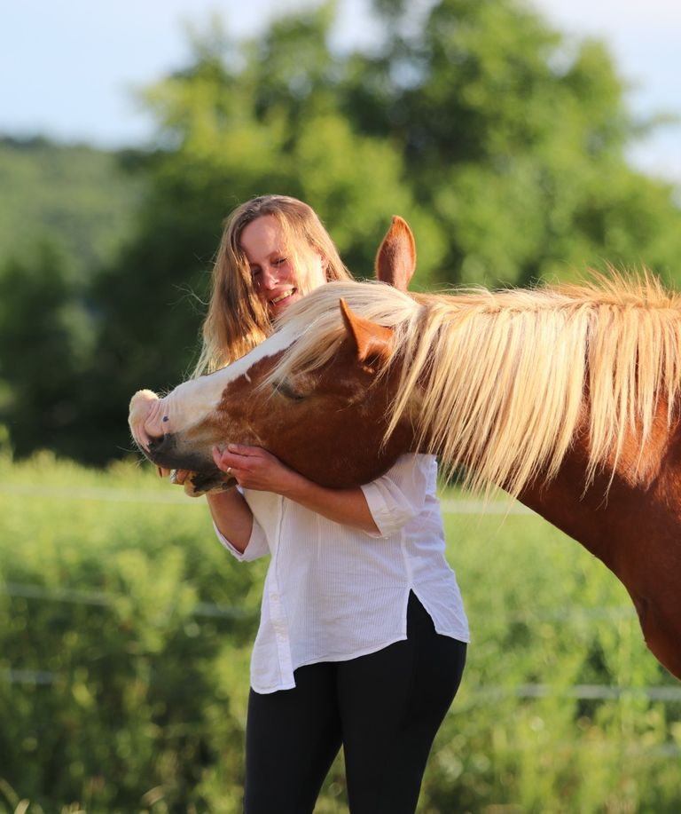 Das bin ich mit meinem ersten Pferd. Wegen ihm habe ich gelernt, Schnurengurte zu fertigen.